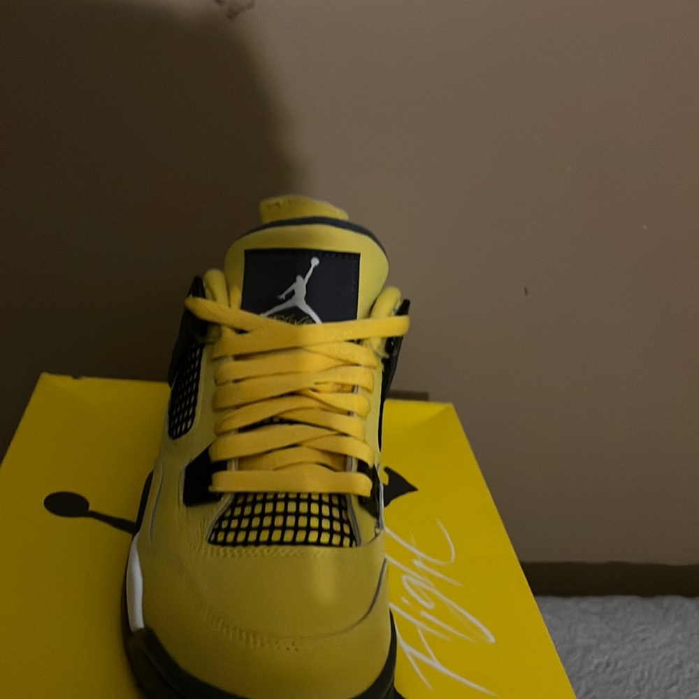 Jordan 4 lightnings